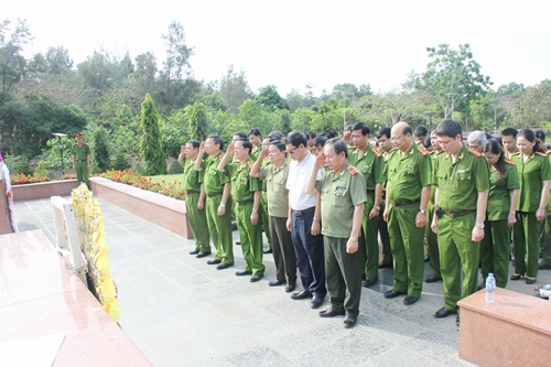 Đoàn đại biểu Đảng ủy, Ban Giám đốc và đại diện lãnh đạo các đơn vị thuộc Học viện CSND viếng nghĩa trang Hàng Dương